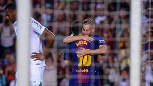 Gerard Deulofeu recibe la felicitación de Leo Messi por el gol marcado al Chapecoense en el Gamper.