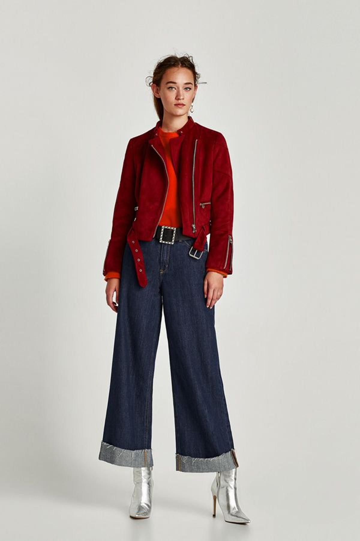 Rebajas en Zara: biker de ante roja