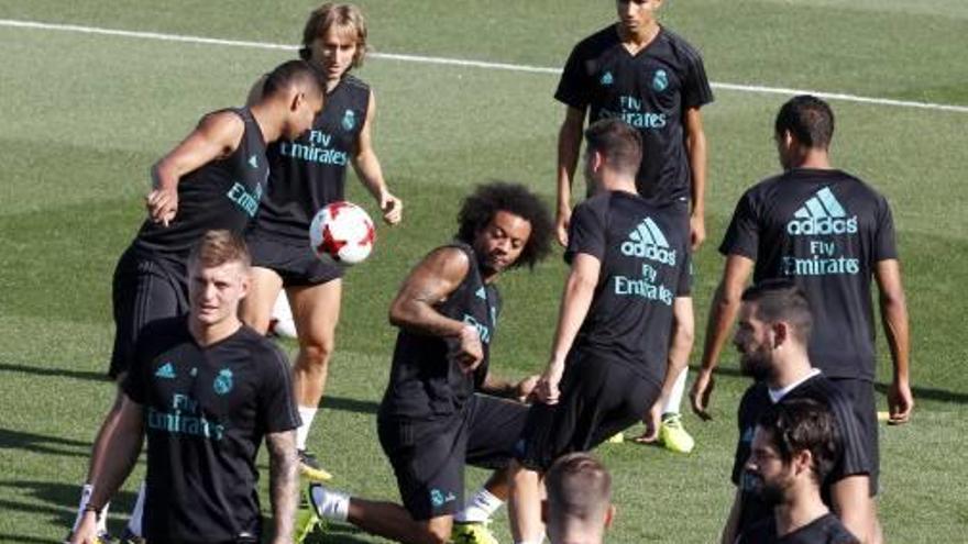 Los jugadores del Madrid, durante el entrenamiento de ayer.