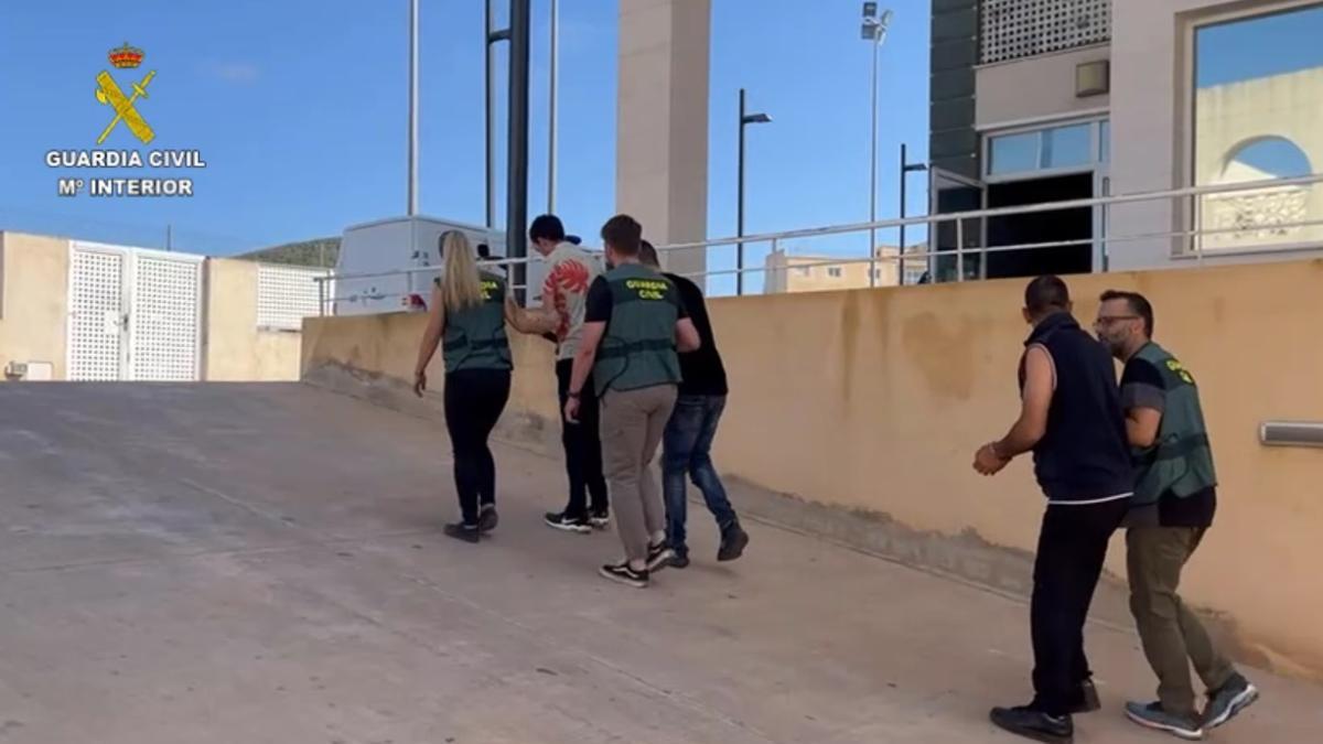 Los detenidos en el cuartel de la Guardia Civil