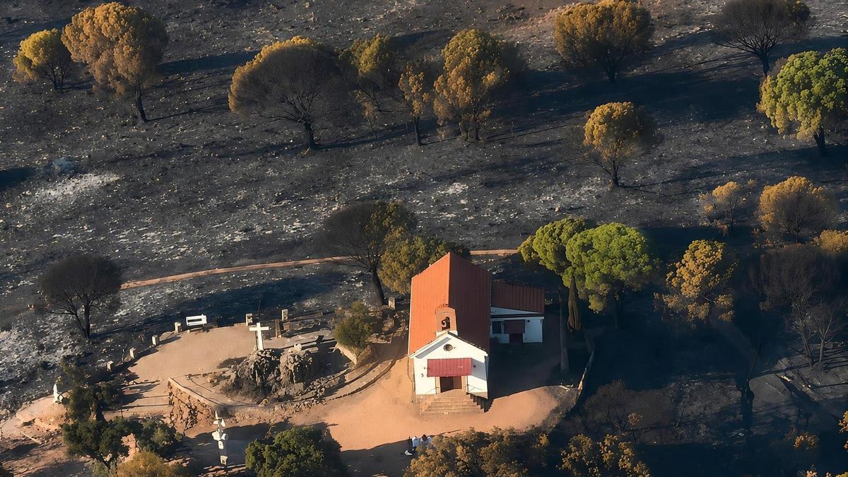 Estado de la ermita tras el incendio.