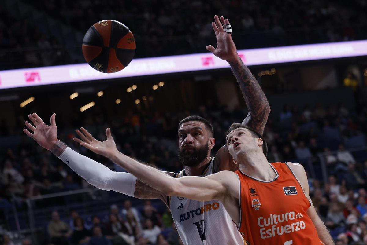 Vincent Poirier y Xabi López-Arostegui, en el Real Madrid - Valencia Basket