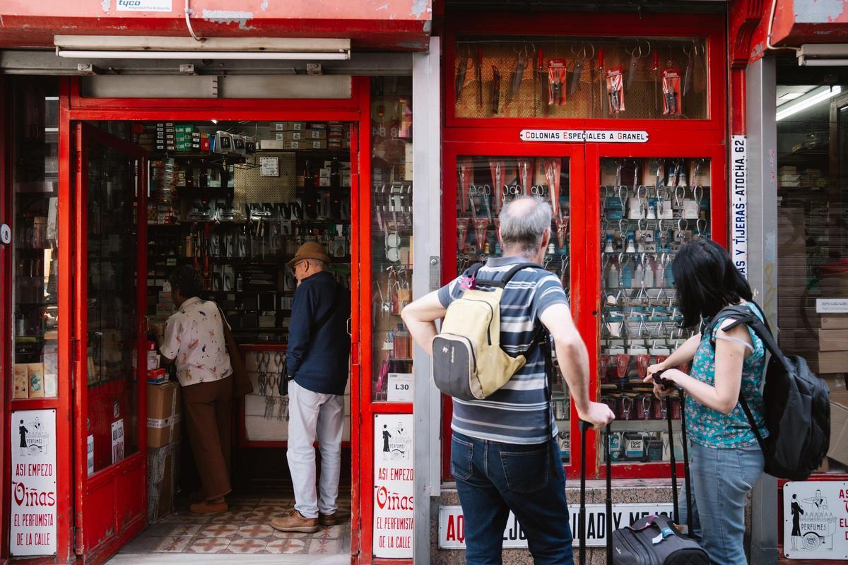 En el número 1 del Pasaje Doré se vende de todo: navajas, cuchillos, tijeras, cortauñas, cuchillas de afeitar, limas, mandolinas y un largo etcétera que solo Carmen es capaz de relatar.