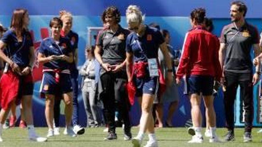 Las jugadoras españolas pasean por el césped donde hoy se juegan el pase de ronda.