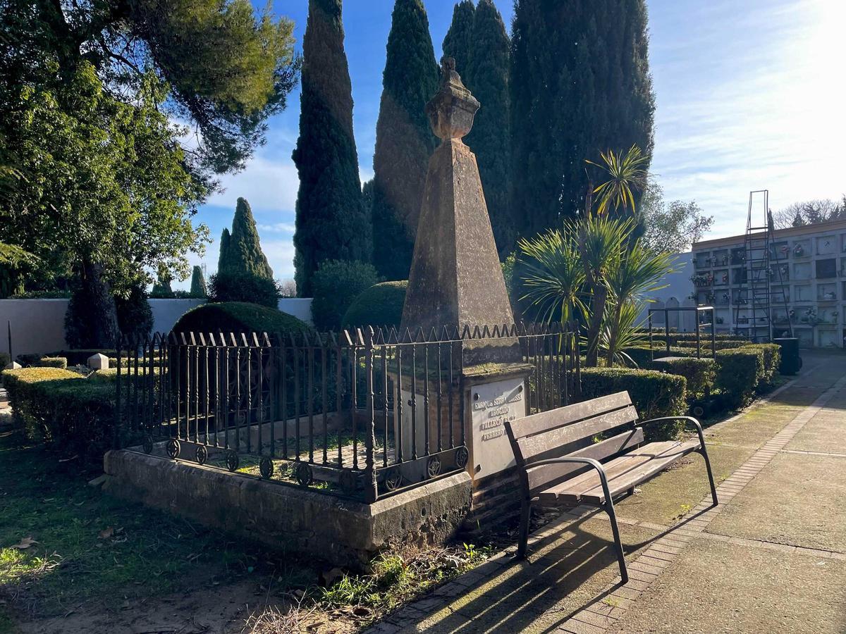 Fotografia general del mausoleu del difunt Enrique Serra Cássa, al cementiri de Figueres.