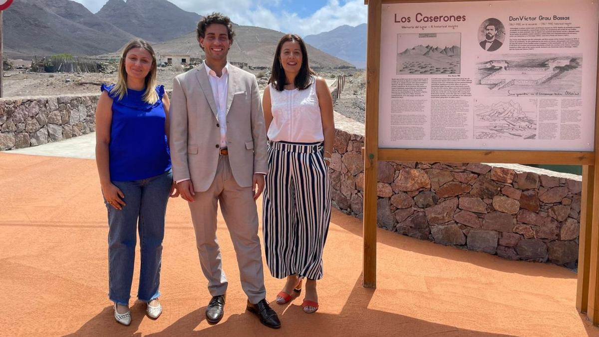 De izquierda a derecha, Isabel Suárez, Fernando Miñarro y Naira Navarro, junto a las obras de la Aldea de San Nicolás.