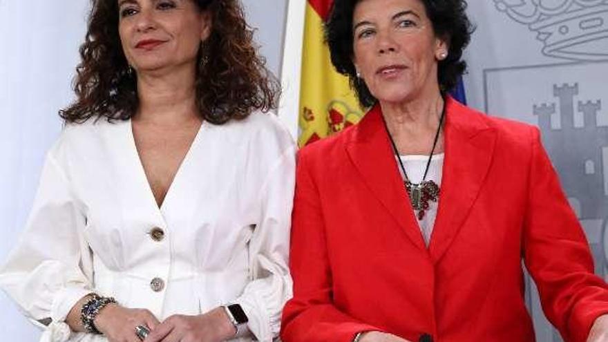María Jesús Montero e Isabel Celaá, ayer, tras el Consejo de Ministros.