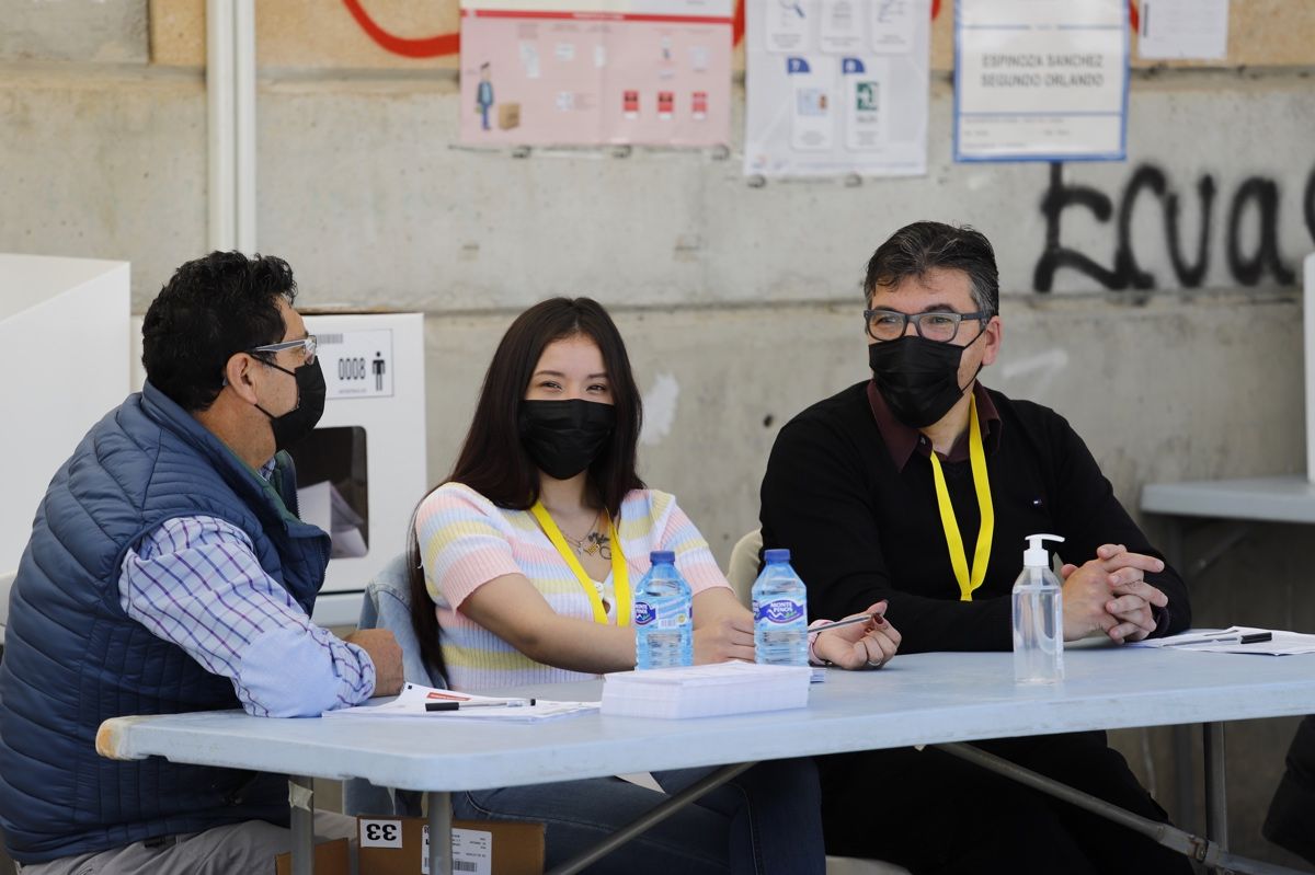 Los ecuatorianos residentes en la Región votan en las elecciones de su país