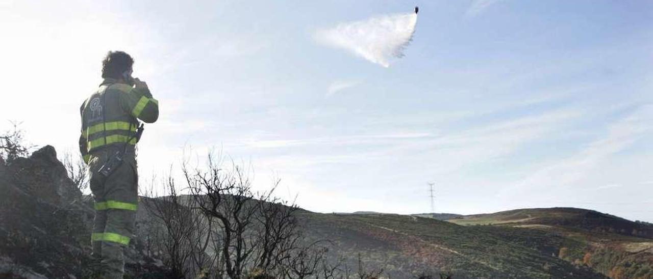 Un agente durante las labores de extinción del fuego de Graba. // Bernabé/ Luismy