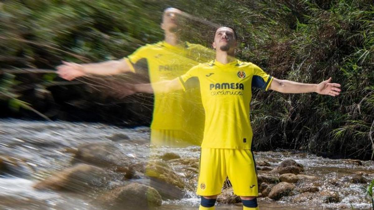 Mikautadze con la nueva camiseta del Villarreal.