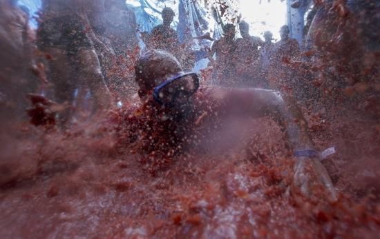 Impactants imatges de la Tomatina de Bunyol