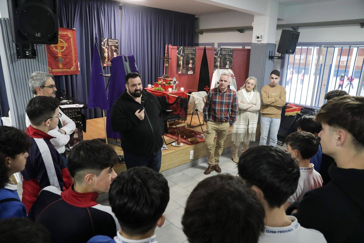 Los cofrades de Gijón buscan nuevos penitentes en el colegio San Miguel (en imágenes) Los cofrades de Gijón buscan nuevos penitentes en el colegio San Miguel (en imágenes)
