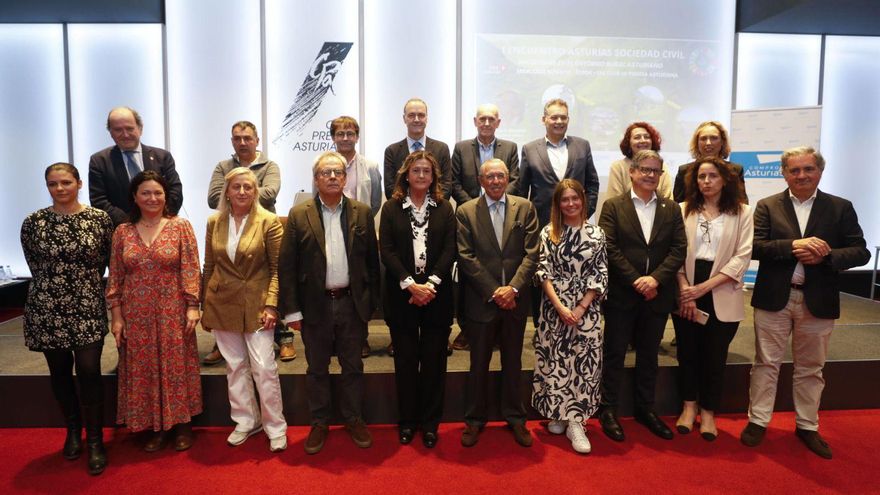 En la fila de abajo, por la izquierda, Astrid Lerma, Azucena Rivas, Flor Tuñón, Óscar Rodríguez Buznego, Margarita Collado, Eduardo Sánchez Morrondo, Olaya Romano, Enrique Rodríguez Nuño –director general de Servicios Sociales–, Reyes Ceñal –directora de Compromiso Asturias XXI– y Carlos Rodríguez de la Torre, coordinador de servicios de la Cámara de Comercio de Oviedo. Arriba, Juan Carlos Rodríguez-Ovejero, presidente de la Fundación Ópera de Oviedo; Javier Niembro, José Sánchez, Alberto González –director general de la Federación Asturiana de Empresarios (FADE)–, Pablo Priesca, Adolfo Rivas, director de la Fundación Vinjoy; Cecilia Pérez, presidenta de la Federación Asturiana de Concejos, y Pepa Fernández Carro, técnica de Compromiso XXI.  | |  LUISMA MURIAS