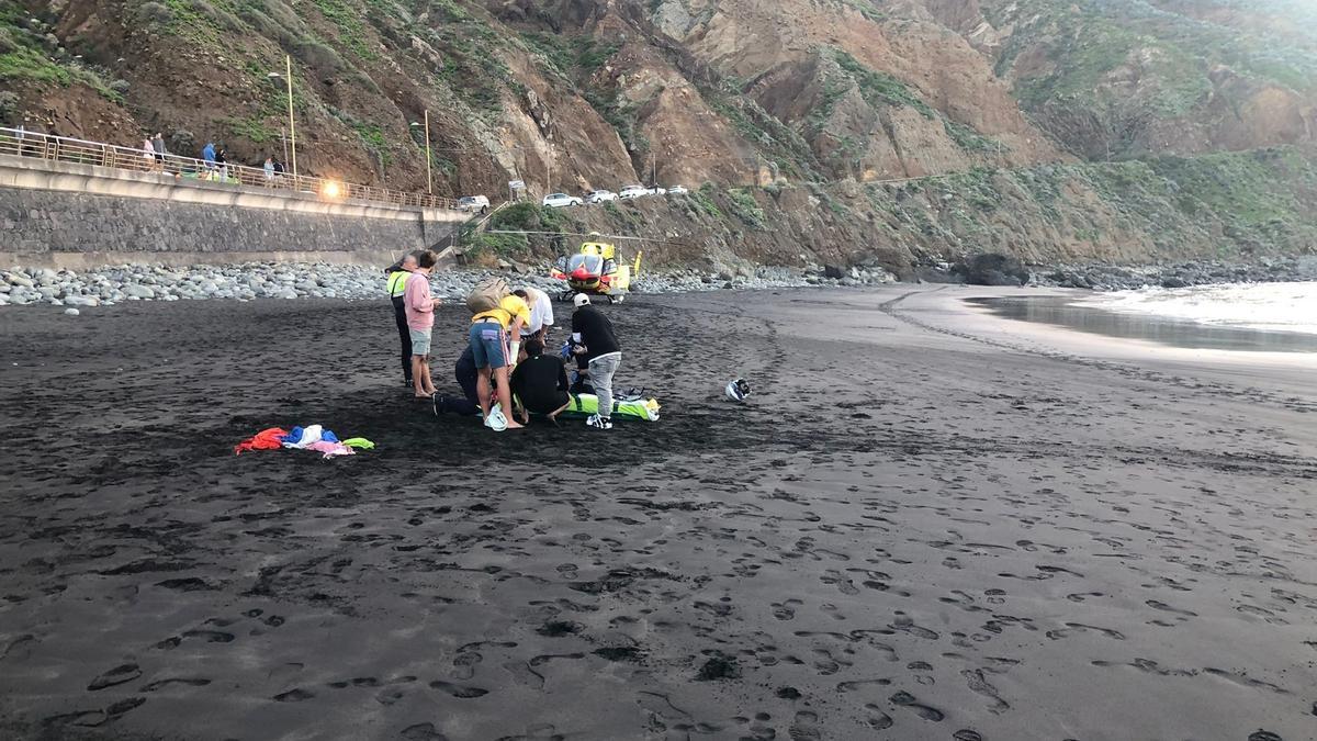 Helicóptero medicalizado del SUC traslada en estado grave a un surfista tras sufrir un accidente en Tenerife