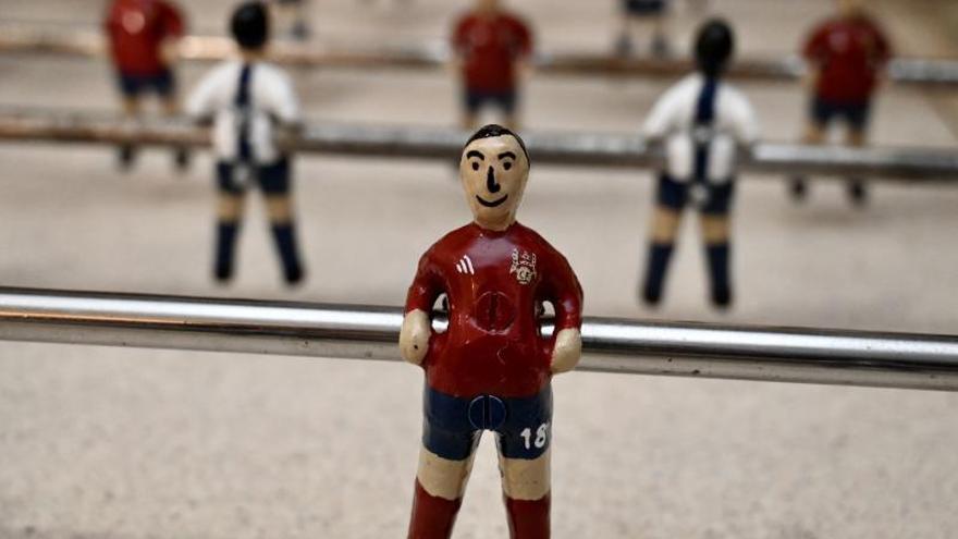 Detalle de una de las figuras, con la equipación granate.   | // RAFA VÁZQUEZ 