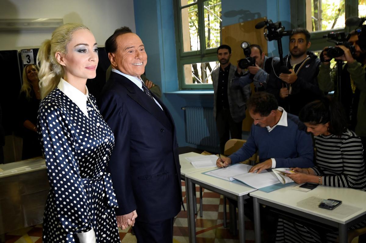 El líder de Forza Italia, Silvio Berlusconi, y su pareja, Marta Fascina, votan en Milán.