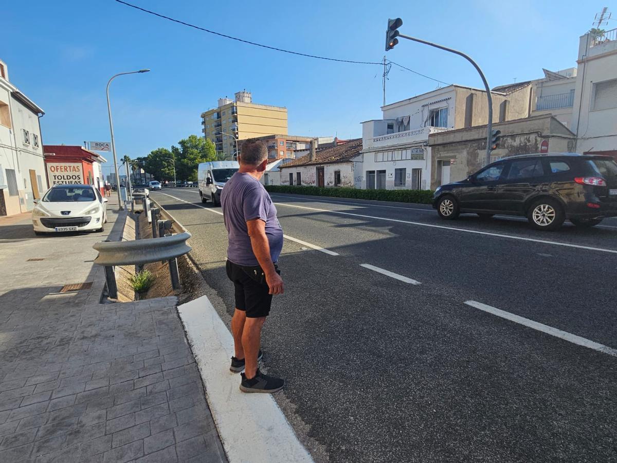 Un hombre observa a ambos lados antes de cruzar la N-332.