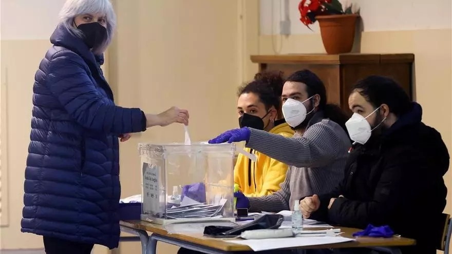 Dolors Sabater deposita su voto