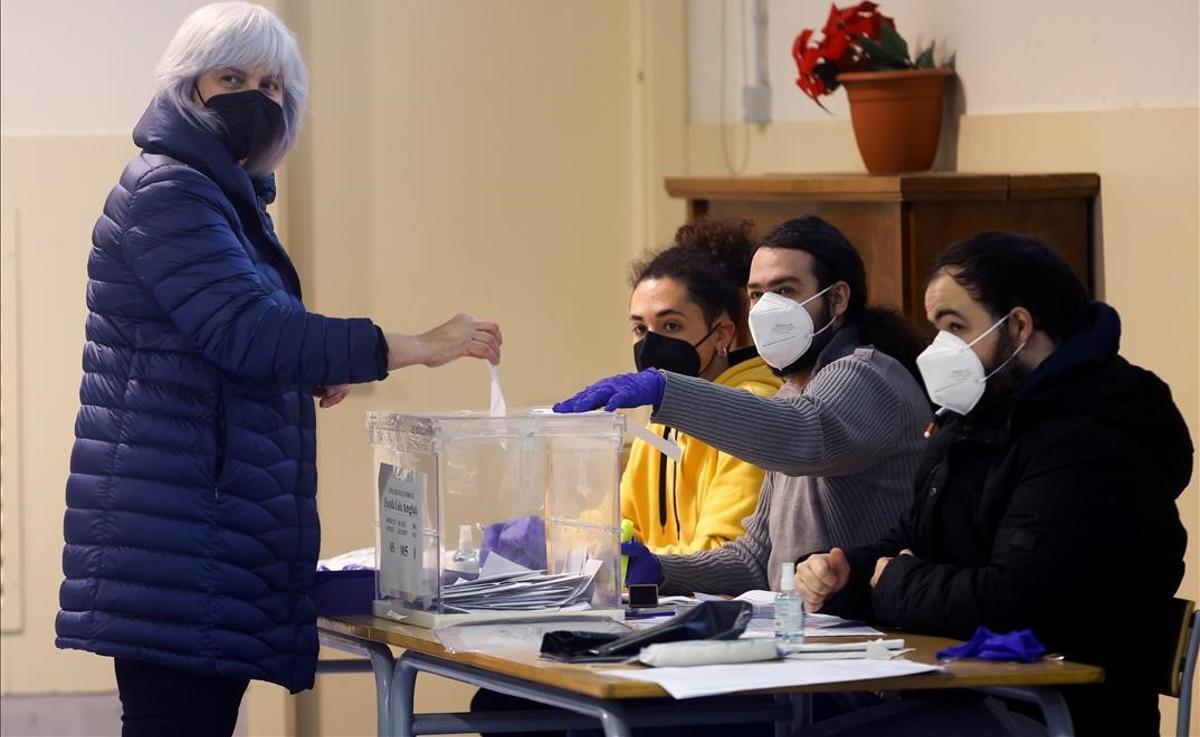 Dolors Sabater deposita su voto.