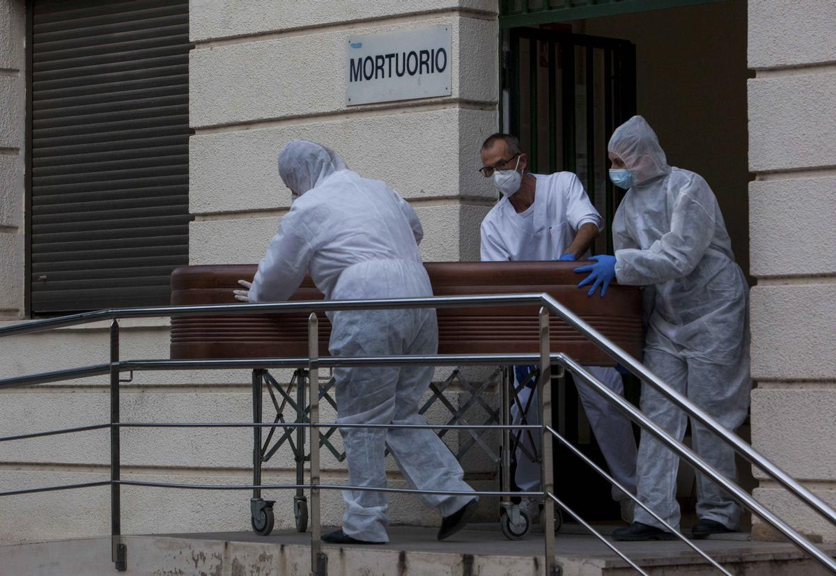 28 enero 202. En los peores momentos de la pandemia los fallecimientos por el virus se sucedían y el goteo en los traslados de féretros desde los hospitales era incensantee traslados 28 enero 202. En los peores momentos de la pandemia los fallecimientos por el virus se sucedían y el goteo en los traslados de féretros desde los hospitales era incensantee traslados
