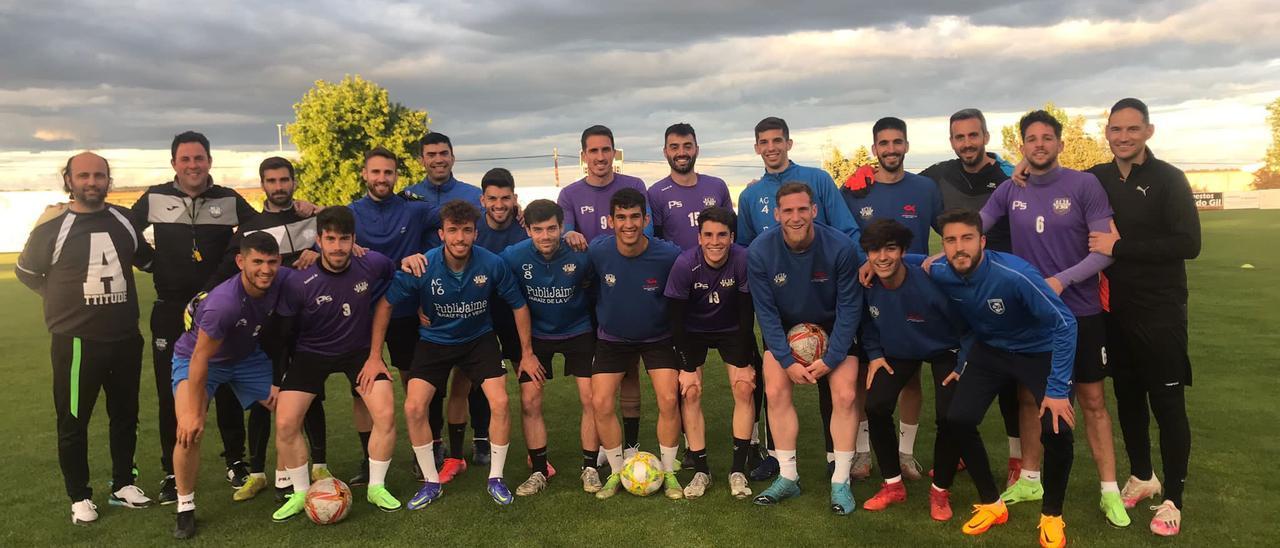 La plantilla del Arroyo en el Municipal de Miajadas, donde entrenó el jueves.