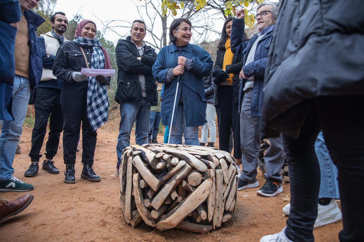 La concejala Rosa Alarcón junto a una de las piezas instaladas en la Font del Gos.