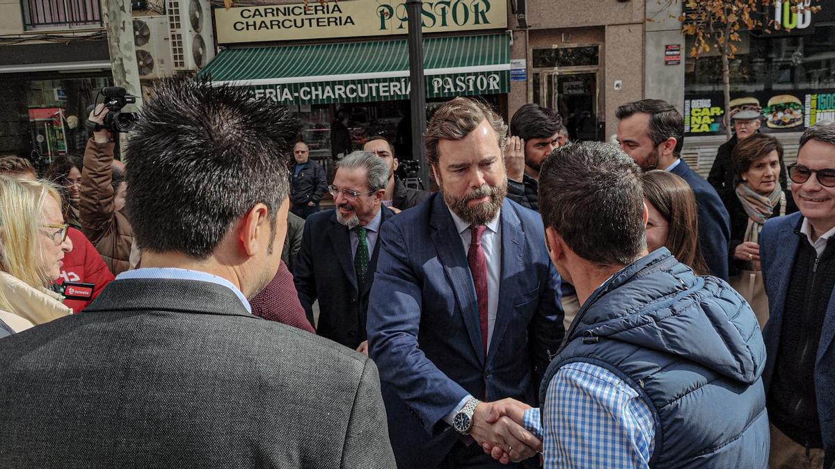 Iván Espinosa de los Monteros saluda a vecinos de Elche en su visita a la ciudad.