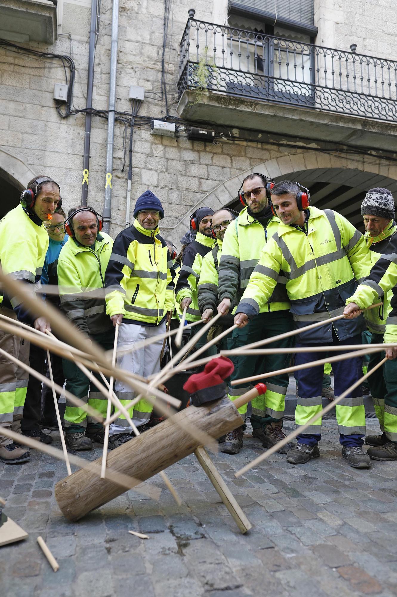 "Madrenas, caga les peles": Treballadors porten un tió a l'Ajuntament de Girona per reclamar els augments acordats