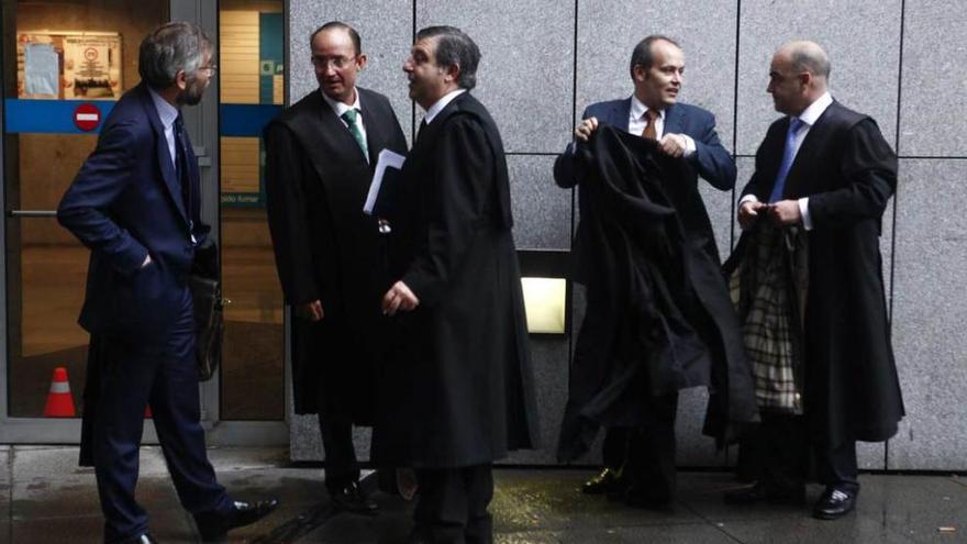 Los abogados Luis Tuero, Antonio Pineda, Esteban Aparicio, Javier Díaz Dapena y Fernando de Barutell, antes de entrar a la segunda sesión del juicio.