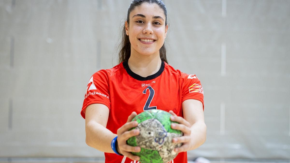 Laura Rodríguez, sonriente con un balón de balonmano