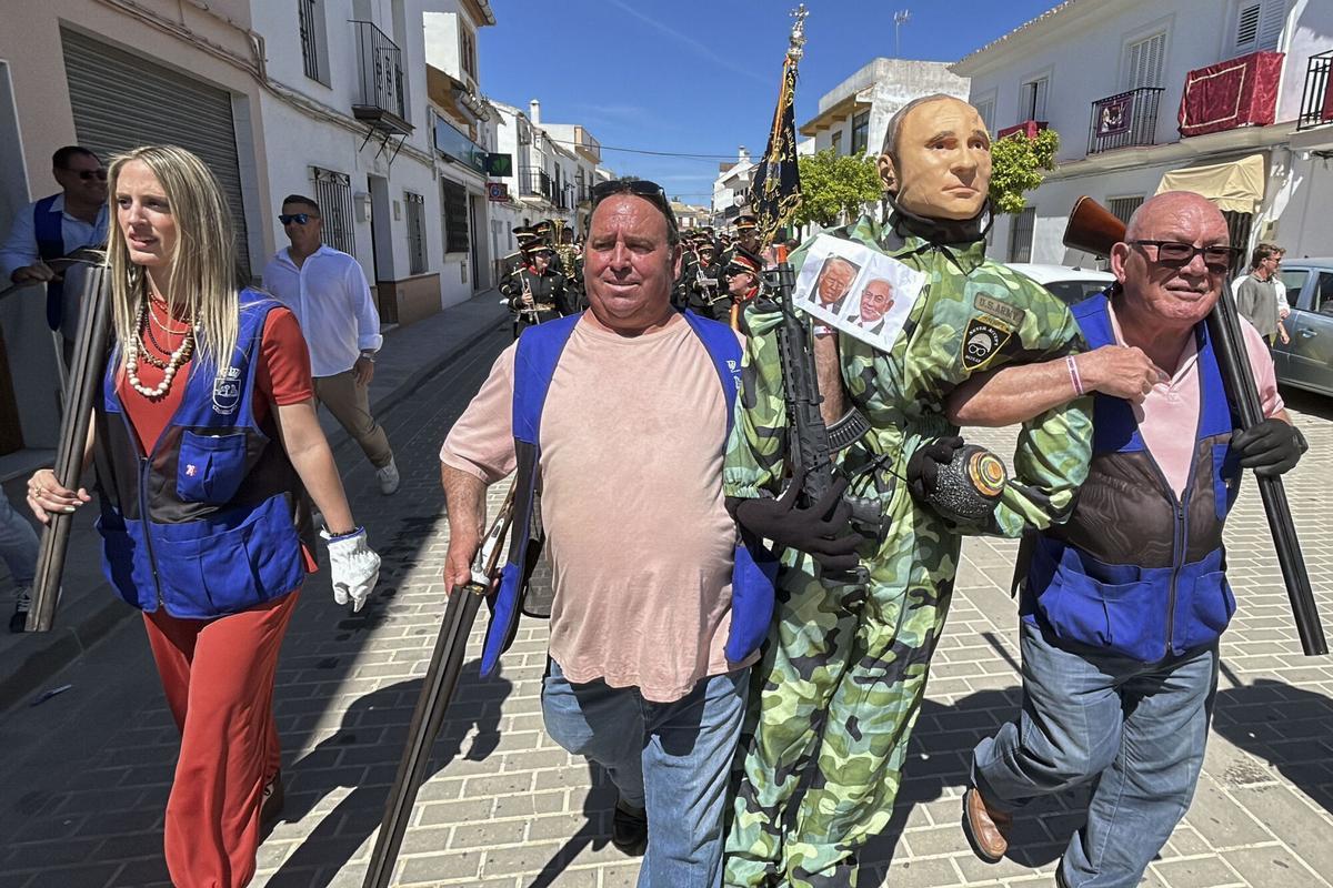 Un Judas con la imagen del presidente ruso, Vladímir Putin, con fotos de su homólogo estadounidense, Donald Trump, y el primer ministro de Israel, Benjamín Netanyahu, ha sido quemado en Coripe (Sevilla).