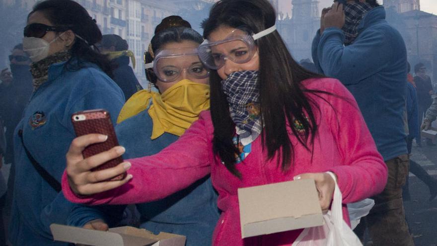 Dos chicas se hacen un selfie durante la macro despertà