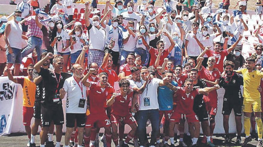 Jugadores, técnicos, directivos y afición del Tamaraceite celebran el ascenso.