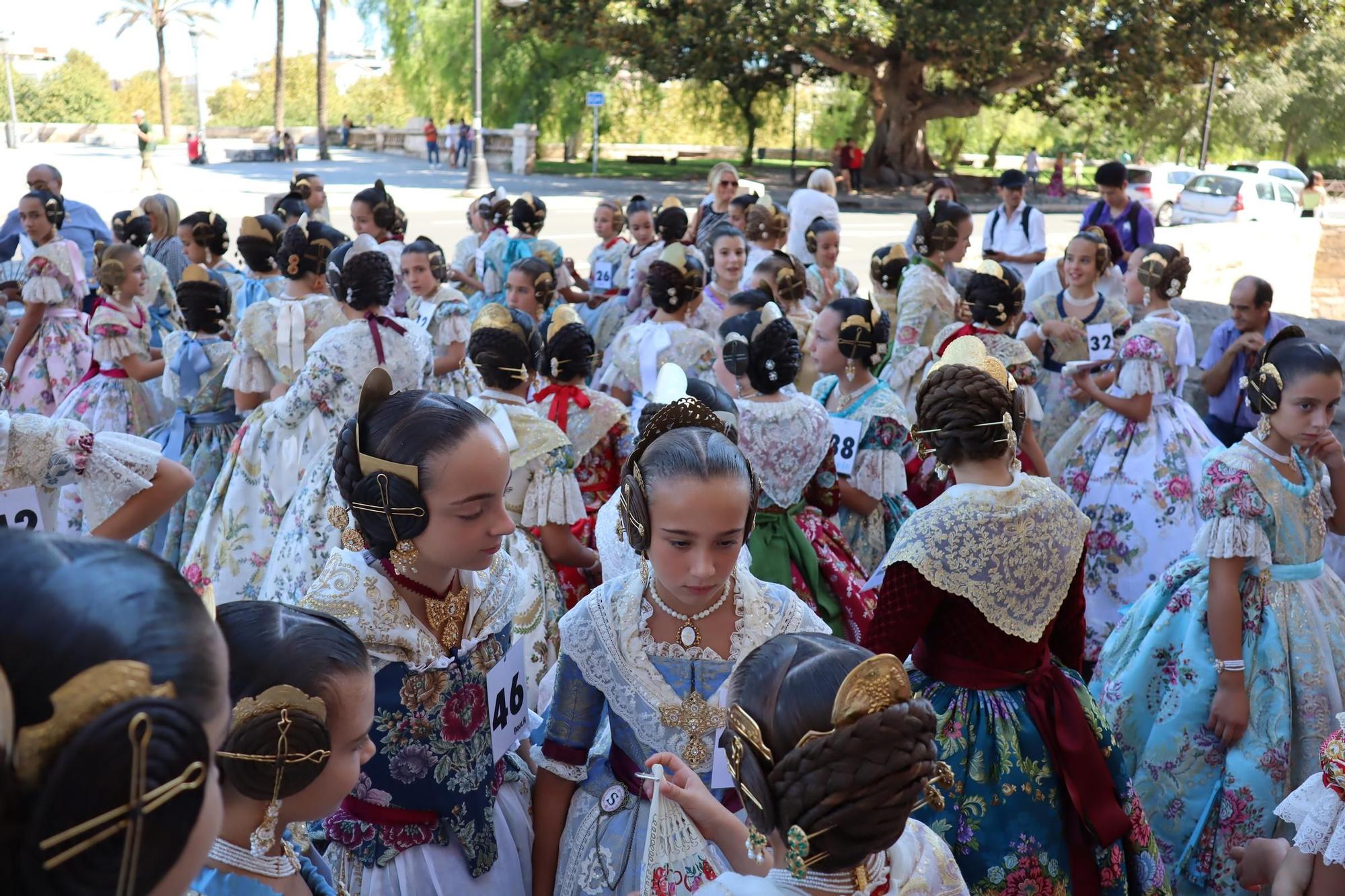 La "passejà" de las candidatas a Fallera Mayor Infantil de València