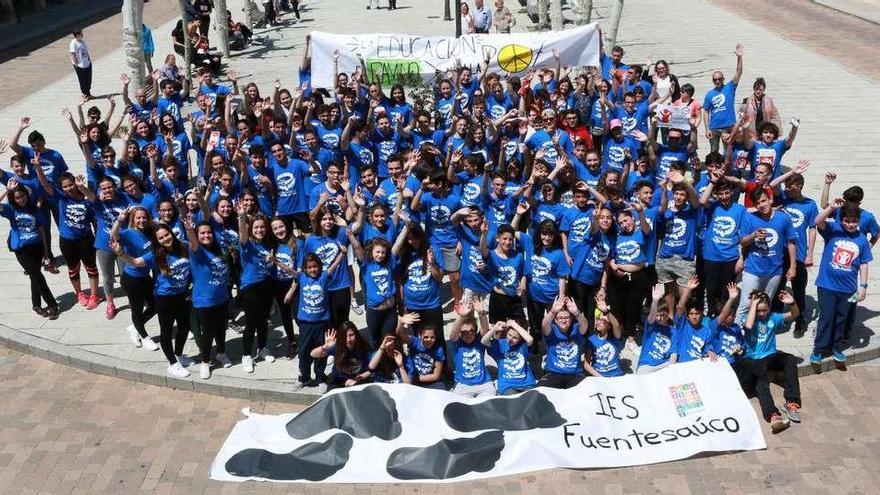 Grupo de alumnos que ayer participaron en la jornada solidaria organizada por el IES Fuentesaúco.