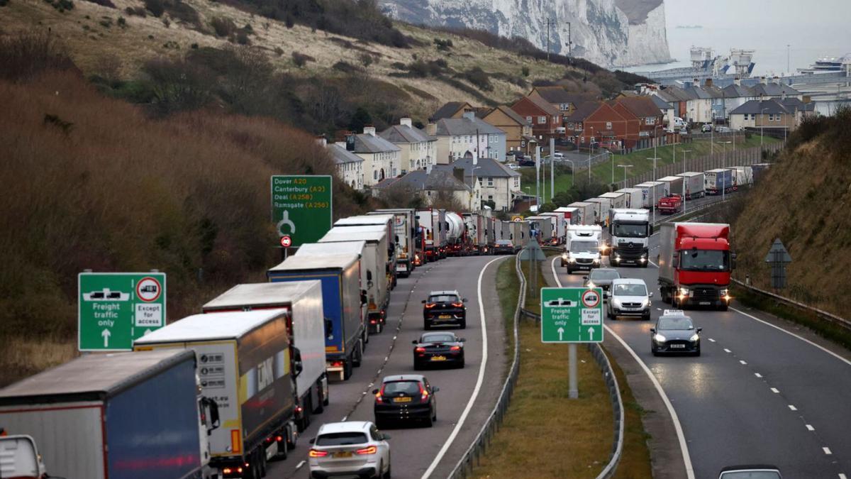 Camions dirigint-se cap al port de Dover