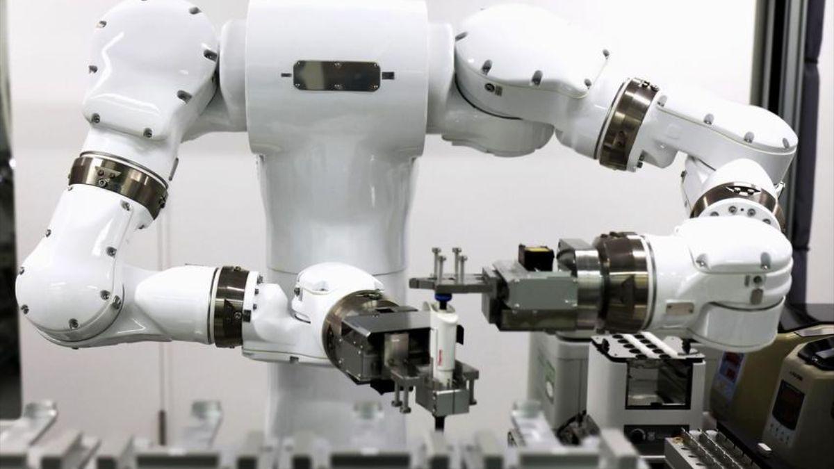 Japón inaugura un laboratorio no tripulado con robots que actúan como investigadores