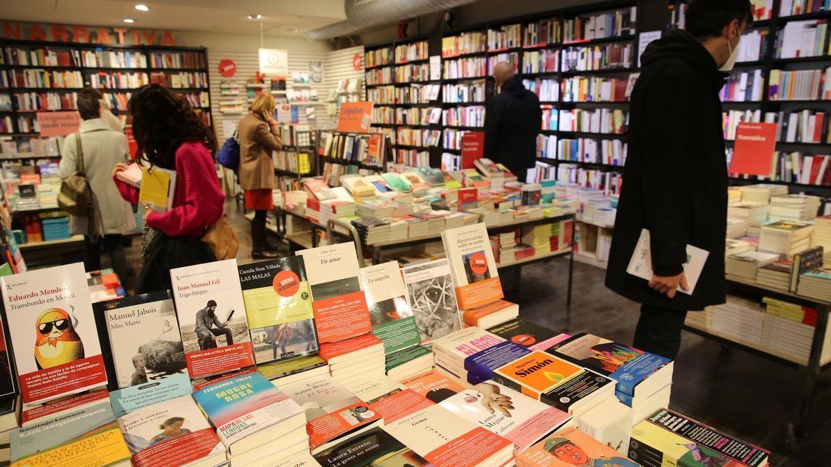 Mesa de novedades en una de las librerías que La Central tiene en Barcelona.