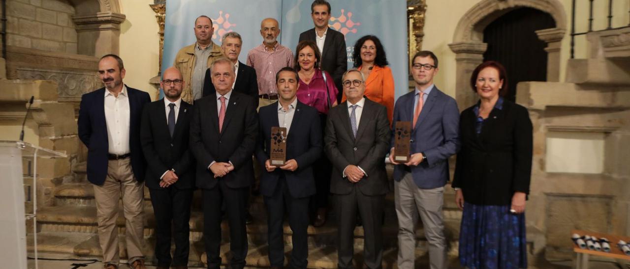 Por la izquierda, en primera fila, Juan Tomás Hernani, Iván Aitor Lucas del Amo, Guillermo Ulacia, Raúl Crespo (Intermark), Antonio Fernández-Escandón, Luis Pérez (Hiasa) y María Pérez Medina (Femetal); en segunda fila, Ángel de las Heras (Bezzier), Carmen Chaterina y María Suárez (ambas de Juntas Industriales y Navales), y detrás, Alberto Gómez (Metálicas Somonte), Misael Martino (Idonial) y Alberto González (Tekox), ayer, en la Colegiata. | Juan Plaza