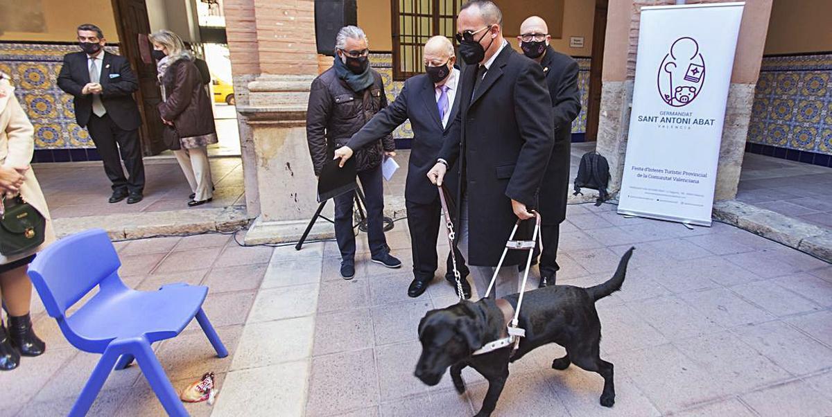 Sant Antoni bendice animales con la última tecnología