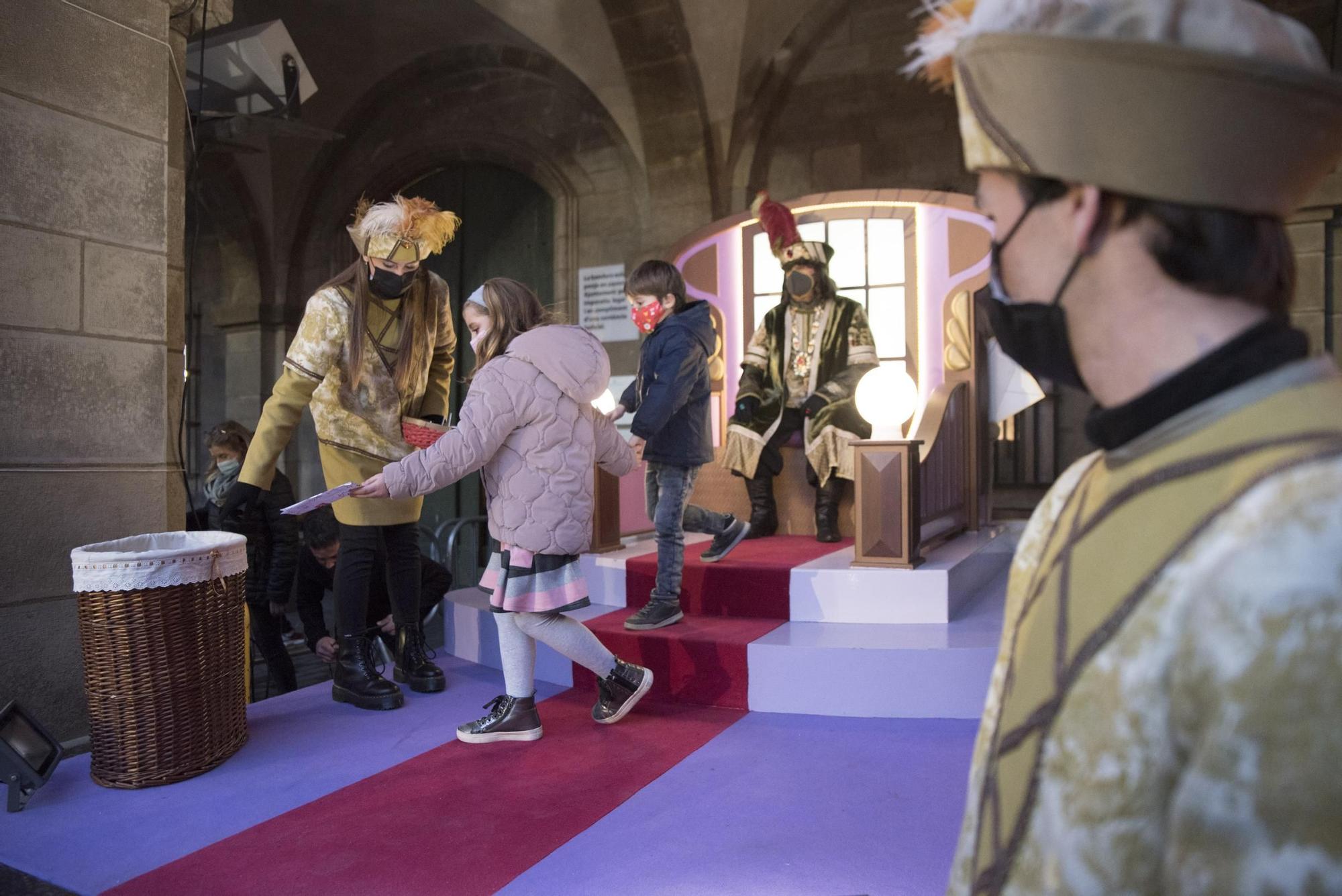 Gairebé 500 nens lliuren la carta al príncep Assuan el seu primer dia