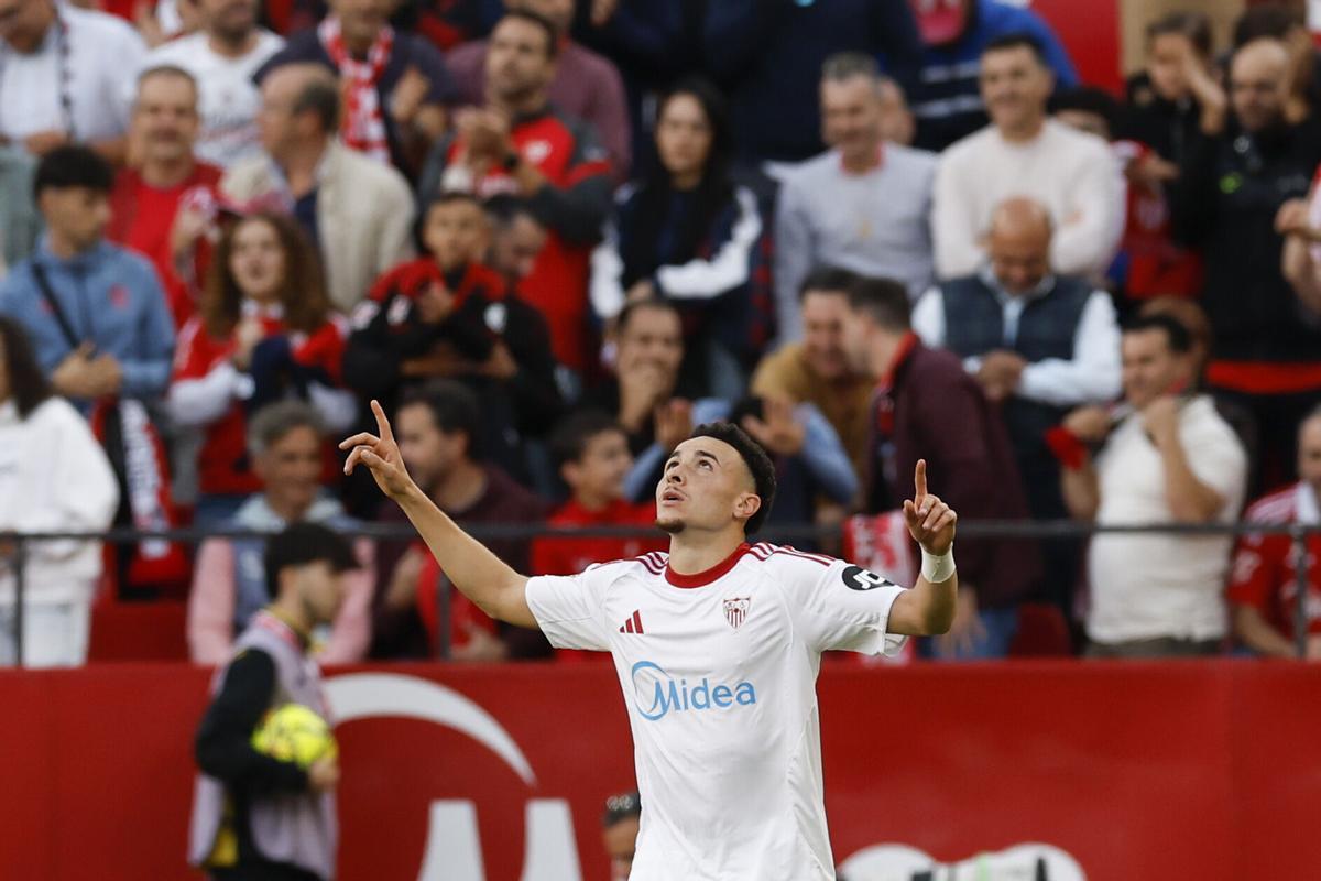Rubén Vargas celebra tras marcar el 1-0 de penalti durante el encuentro correspondiente a la jornada 12 de LaLiga entre Sevilla FC y CA Osasuna celebrado este sábado en el estadio Ramón Sánchez-Pizjuán
