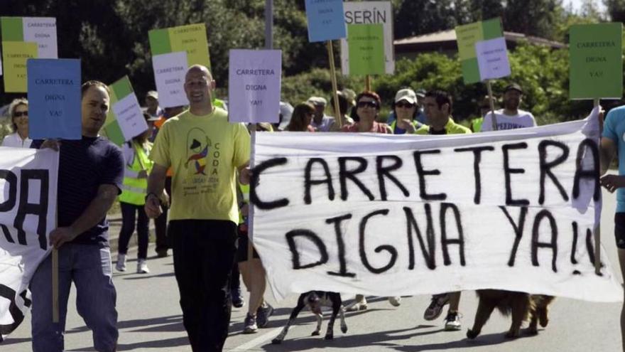 Los vecinos de Serín denuncian que "los baches en la AS-326 son piscinas"