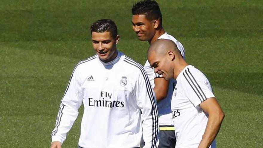 Cristiano, Pepe y Casemiro (al fondo) se ejercitan.