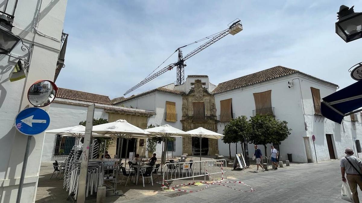 Vista del Palacio de Viana desde la entrada por la plaza de Don Gome, donde puede observarse la grúa instalada