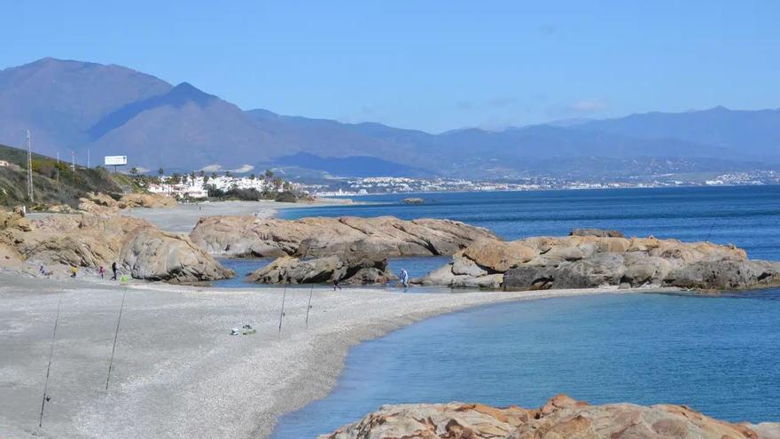 Así es la playa virgen de Málaga que está formada por pequeñas calas paradisíacas: a una hora de la capital y rodeada de naturaleza y acantilados