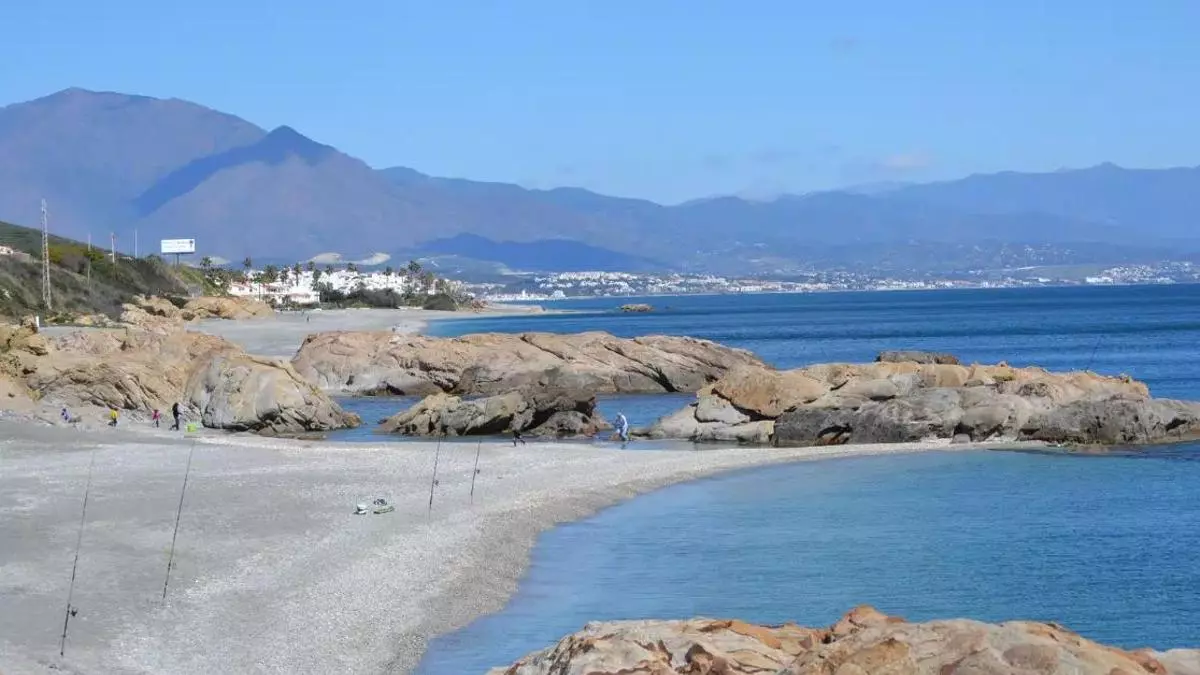 Así es la playa virgen de Málaga que está formada por pequeñas calas paradisíacas: a una hora de la capital y rodeada de naturaleza y acantilados