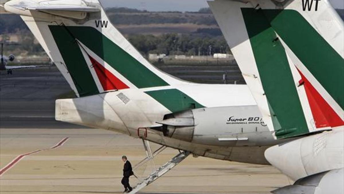 Un empleado de Alitalia desciende de un avión de la compañía en el aeropuerto romano de Fiumicino.