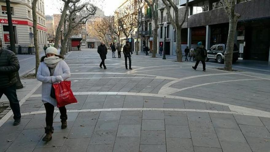 Vianants ben abrigats, dimecres al matí, al Passeig de Manresa