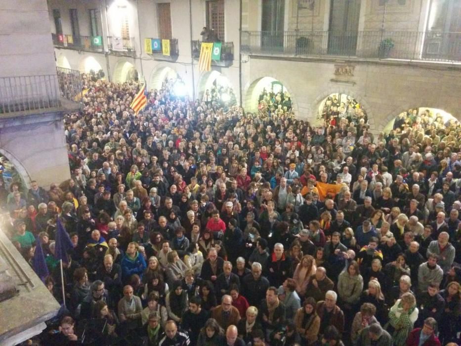 Concentració a la Plaça del Vi per reclamar l''alliberament dels consellers cessats